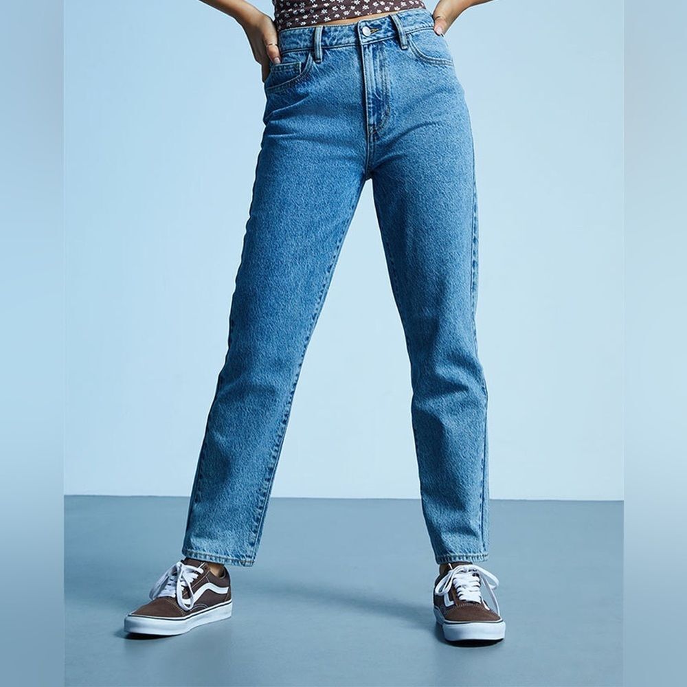 PacSun Medium Blue Mom Jeans high rise. Size 26